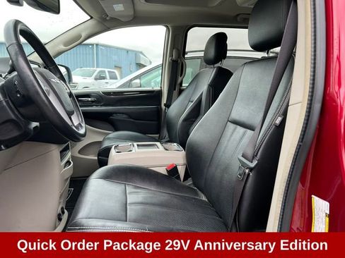 Used 2016 Chrysler Town & Country Touring-L image 2