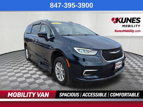 Used 2021 Chrysler Pacifica Touring-L w/ Uconnect Theater Family Group FWD image 2