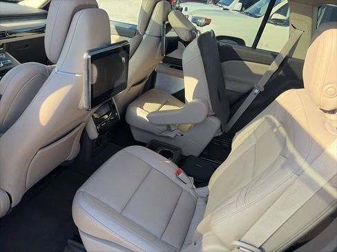 Used 2023 Lincoln Aviator Reserve w/ Equipment Group 201A AWD/4WD image 11