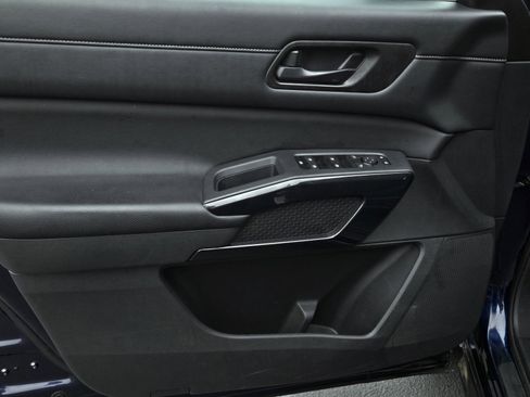 Used 2024 Nissan Pathfinder SV image 9