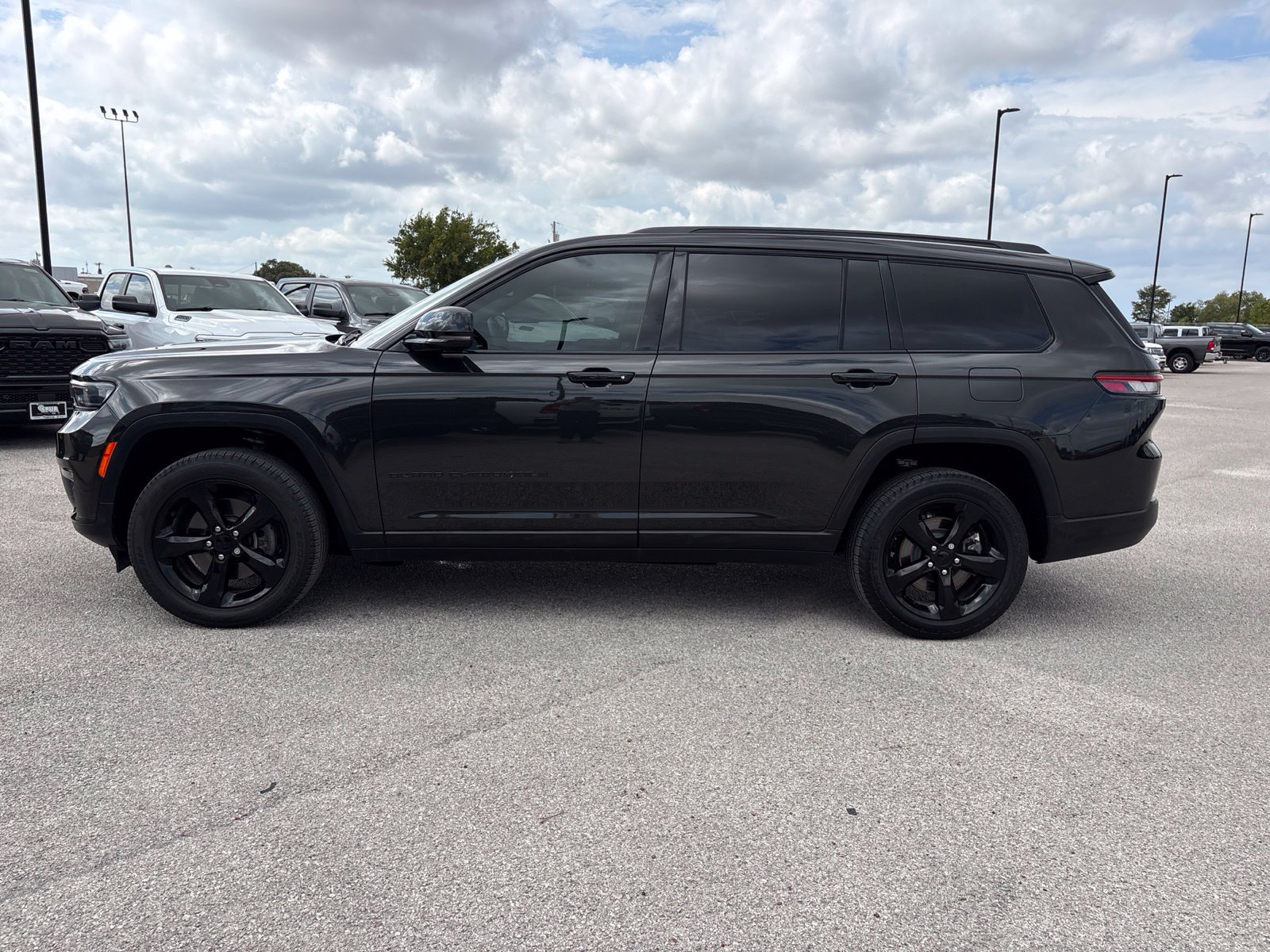 Used 2024 Jeep Grand Cherokee L Limited w/ Black Appearance Package RWD image 2