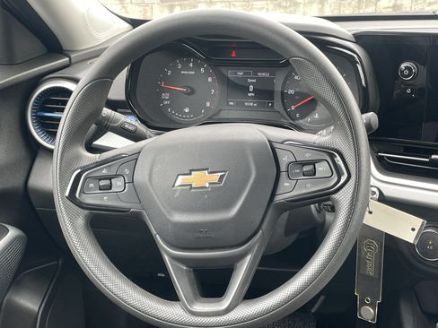 Used 2025 Chevrolet Trax LS w/ LS Convenience Package FWD image 27