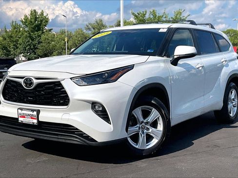 Used 2023 Toyota Highlander LE FWD image 1