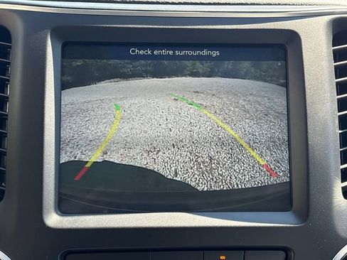 Used 2022 Jeep Cherokee Latitude Lux w/ Sun & Sound Group AWD/4WD image 33