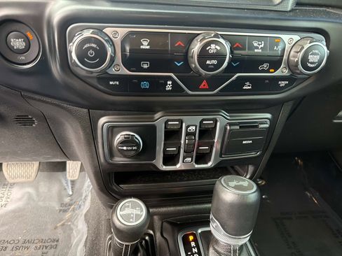 Used 2023 Jeep Wrangler Unlimited Sahara image 25