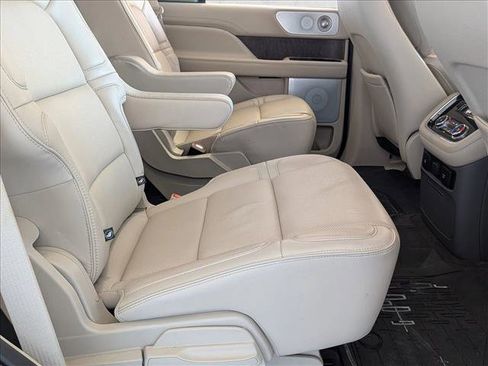 Used 2019 Lincoln Navigator Reserve image 11