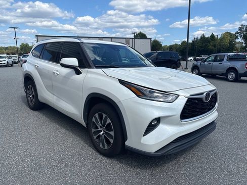Used 2021 Toyota Highlander XLE FWD image 9