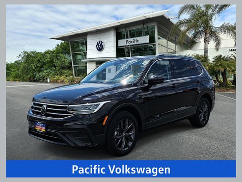 Used 2023 Volkswagen Tiguan SE w/ Panoramic Sunroof Package FWD image 1