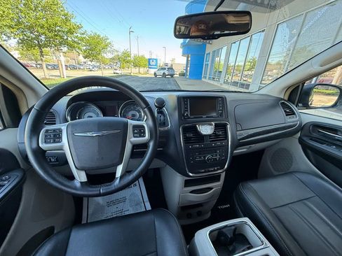 Used 2016 Chrysler Town & Country Touring FWD image 7