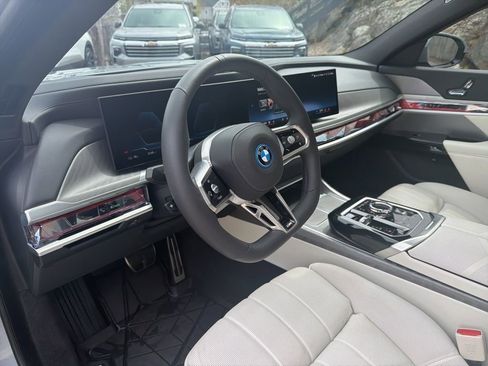 Used 2025 BMW i7 eDrive50 w/ M Sport Package RWD image 17