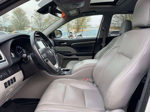 Used 2017 Toyota Highlander Limited AWD/4WD image 16
