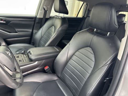 Used 2022 Toyota Highlander XLE image 4