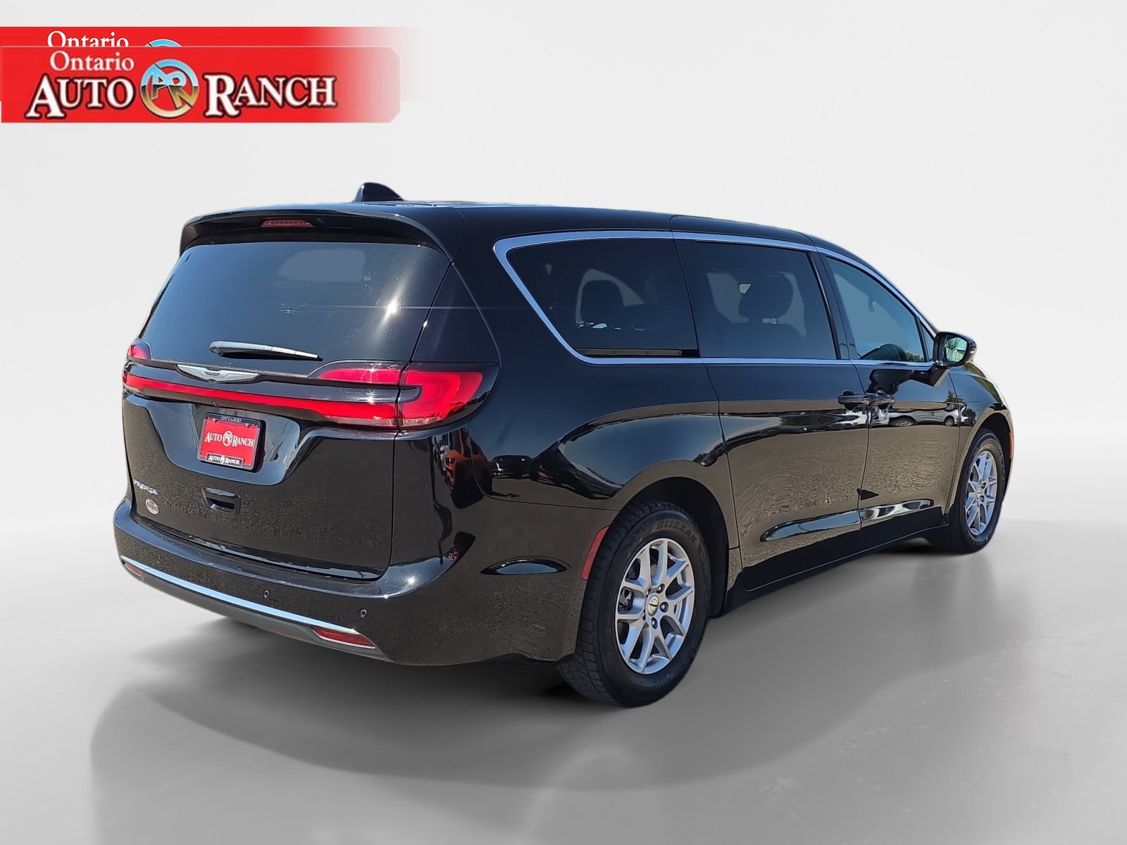 Used 2024 Chrysler Pacifica Touring FWD image 5