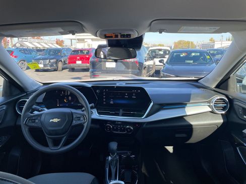 Used 2025 Chevrolet Trax LT image 32