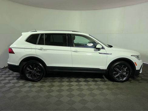 Used 2022 Volkswagen Tiguan SE w/ Panoramic Sunroof Package image 8