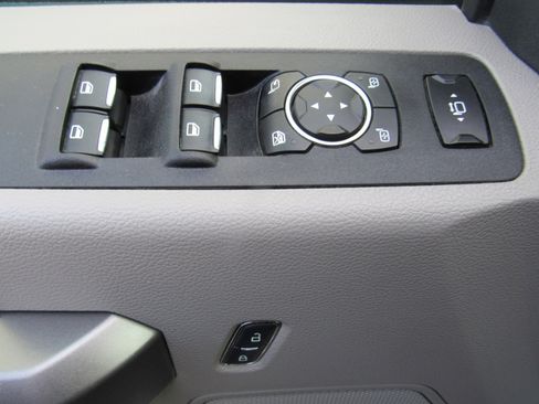 Used 2017 Ford F250 XLT w/ XLT Premium Package image 9