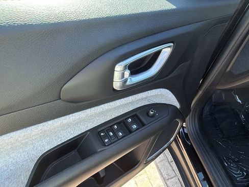 Used 2025 Jeep Compass Latitude image 15