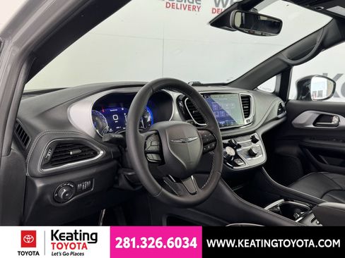 Used 2025 Chrysler Pacifica Limited FWD image 12