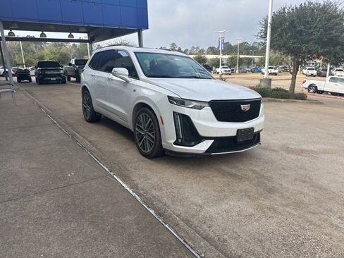 Used 2022 Cadillac XT6 Sport w/ Technology Package image 2