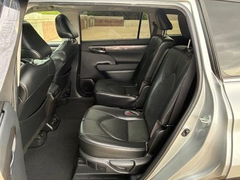 Used 2021 Toyota Highlander Limited image 19