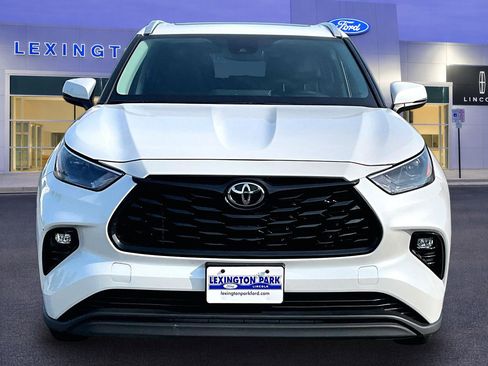 Used 2023 Toyota Highlander XLE FWD image 2
