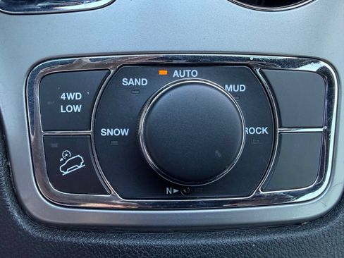 Used 2022 Jeep Grand Cherokee Laredo X AWD/4WD image 25