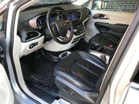 Used 2018 Chrysler Pacifica Touring-L image 5