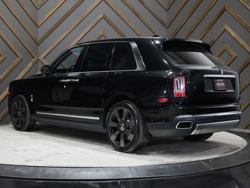 Used 2019 Rolls-Royce Cullinan image 2