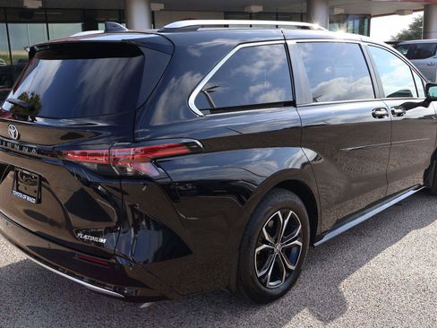 Used 2026 Toyota Sienna Platinum AWD/4WD image 3