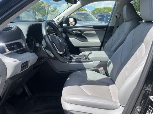 Used 2021 Toyota Highlander Platinum AWD/4WD image 18