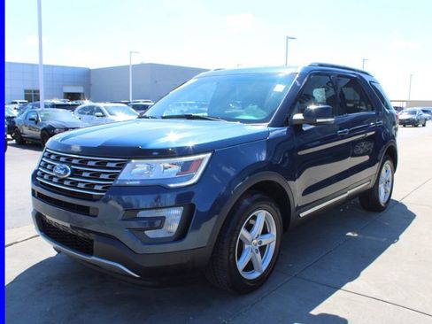 Used 2016 Ford Explorer XLT w/ Equipment Group 202A AWD/4WD image 3