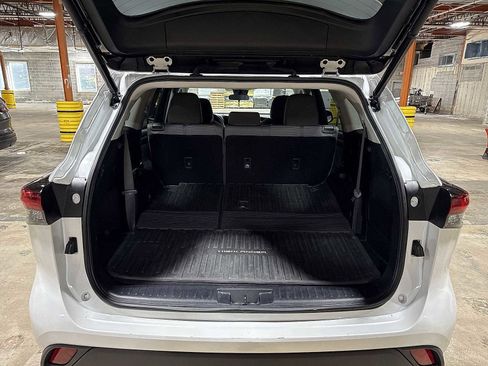 Used 2022 Toyota Highlander LE image 11