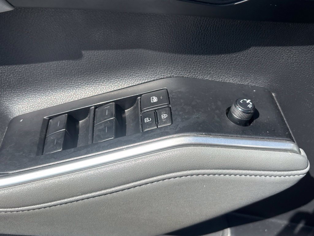 Used 2024 Toyota Highlander XLE AWD/4WD image 9