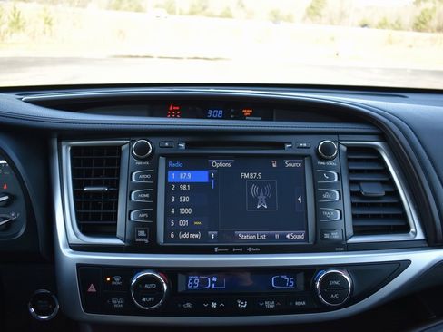 Used 2018 Toyota Highlander Limited image 17