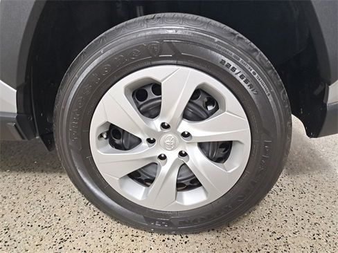 Used 2020 Toyota RAV4 LE image 8