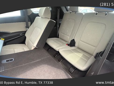 Used 2017 Hyundai Santa Fe SE FWD image 16