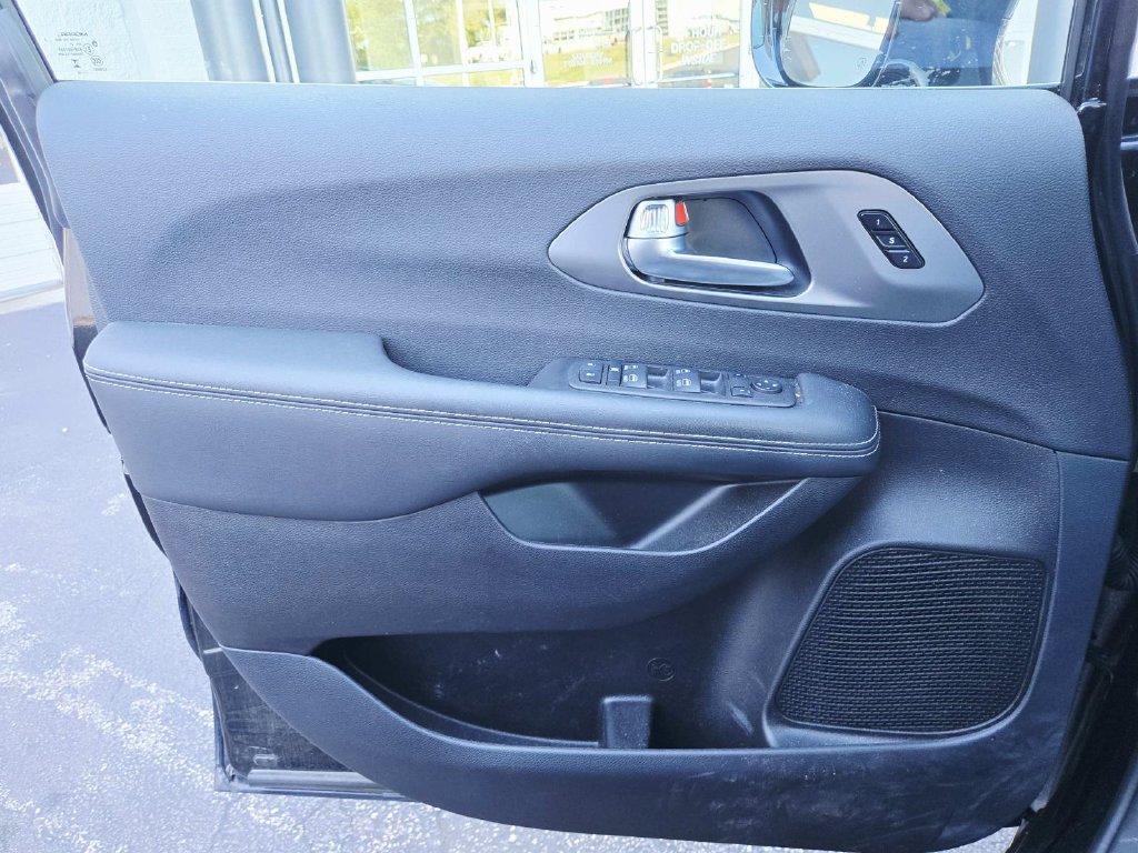 Certified 2025 Chrysler Pacifica Select FWD image 34
