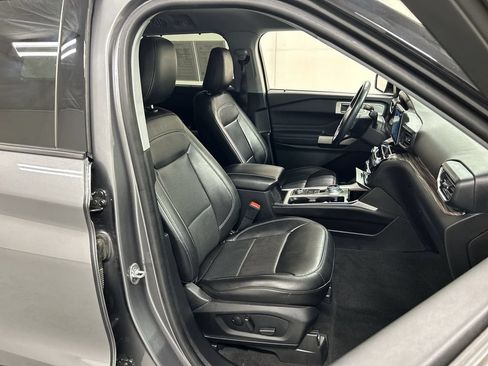 Used 2022 Ford Explorer Limited w/ Equipment Group 301A AWD/4WD image 24