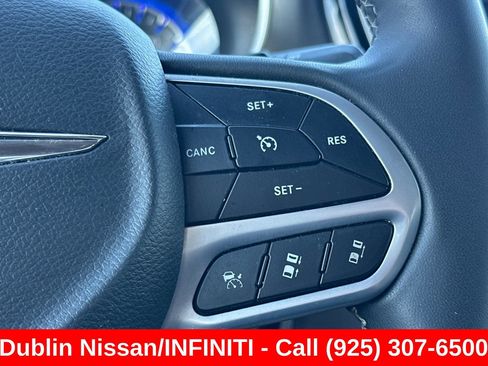 Used 2022 Chrysler Pacifica Touring-L FWD image 37