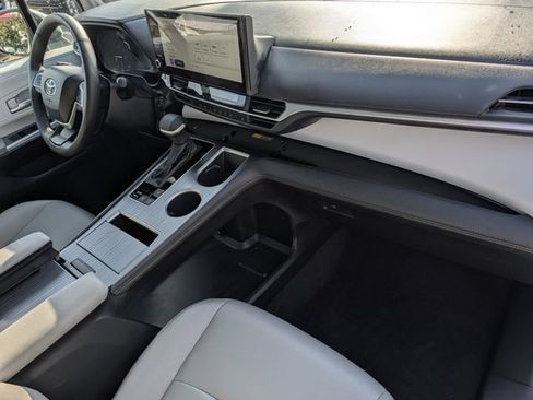 Used 2025 Toyota Sienna XLE w/ XLE Plus Package FWD image 35