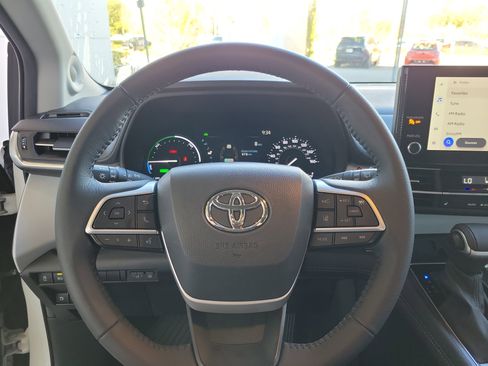 Used 2025 Toyota Sienna XLE image 16