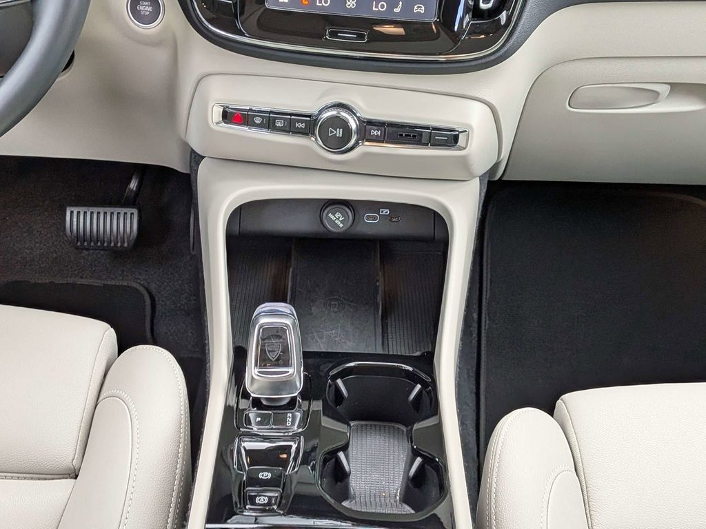 Certified 2026 Volvo XC40 B5 Plus AWD/4WD image 19