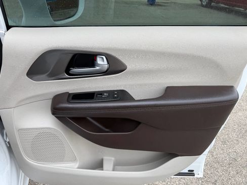 Used 2017 Chrysler Pacifica Touring-L Plus w/ Advanced Safetytec Group image 37