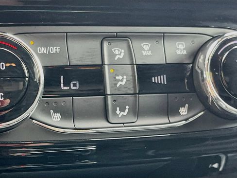 Used 2025 Chevrolet Trax RS FWD image 19