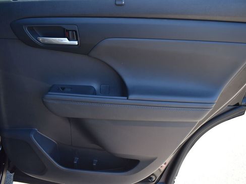Used 2023 Toyota Highlander XLE AWD/4WD image 22