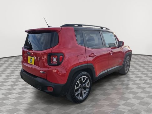 Used 2016 Jeep Renegade Latitude w/ Cold Weather Group FWD image 4