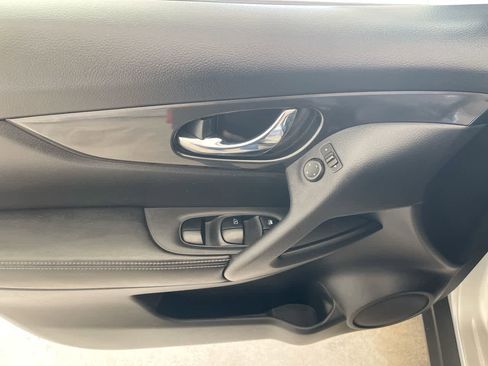 Used 2017 Nissan Rogue SV AWD/4WD image 13