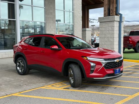 New 2026 Chevrolet Trax LT image 2