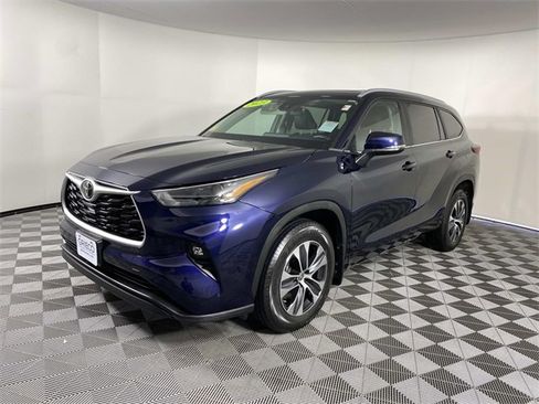 Used 2023 Toyota Highlander XLE image 4