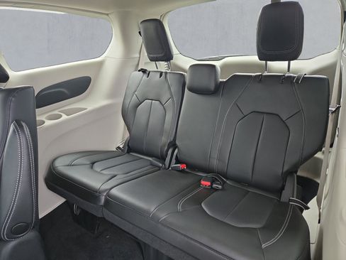 Used 2023 Chrysler Pacifica Touring-L FWD image 26